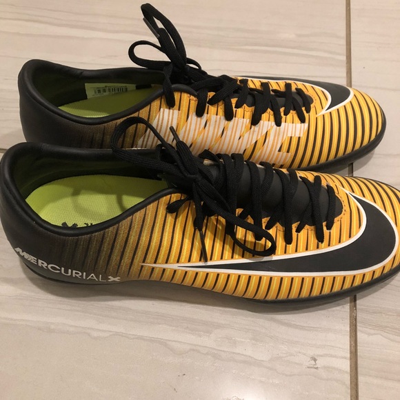 Nike Indoor Soccer Shoes - Picture 2 of 4